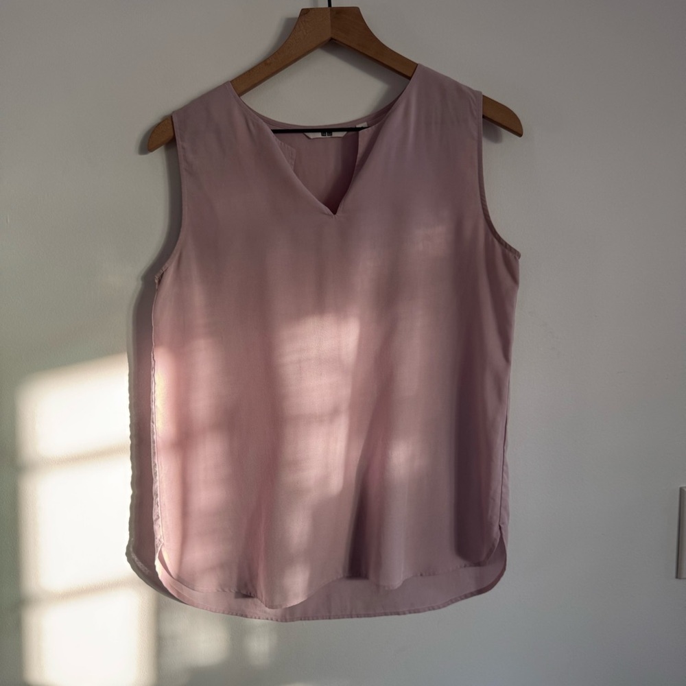 Uniqlo Women’s Rayon Key-neck Sleeveless Blouse in Light Pink/Purple Color Small